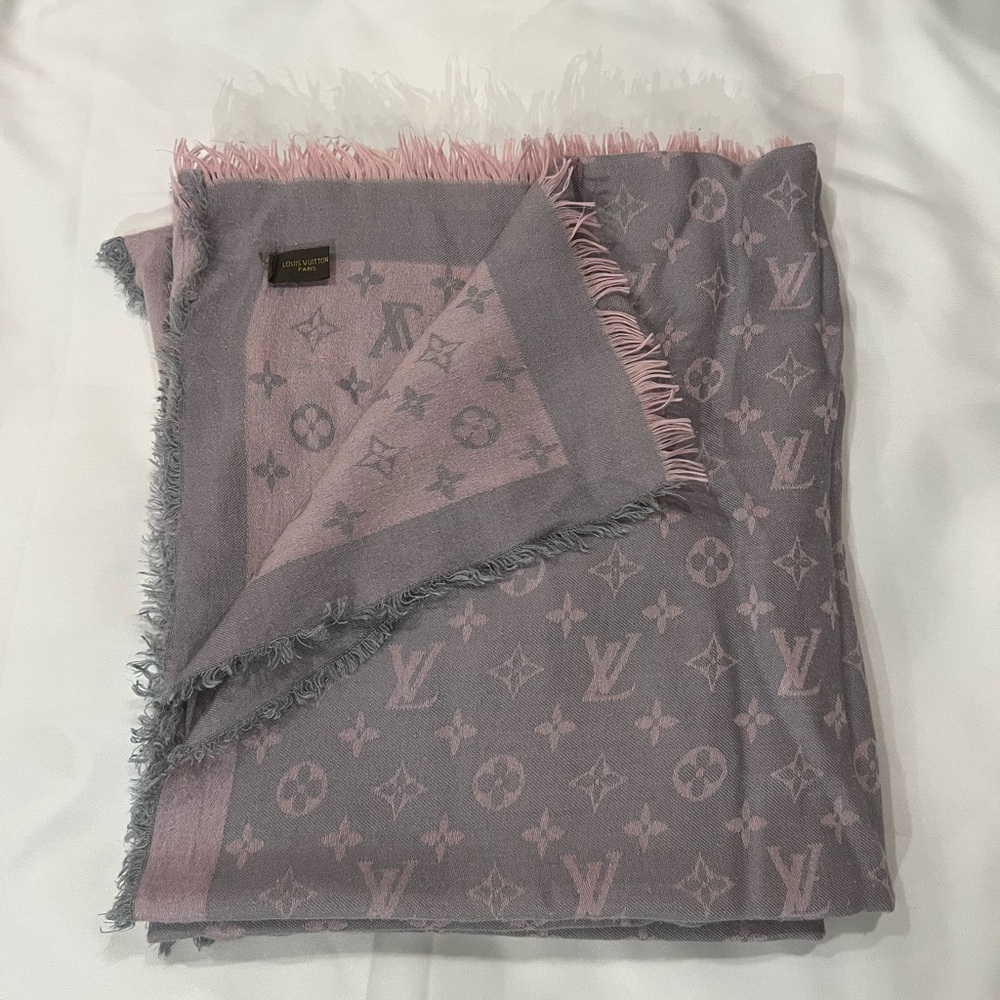 Louis Vuitton monogram shawl in soft grey and blush pink tones - Picture 8 of 15